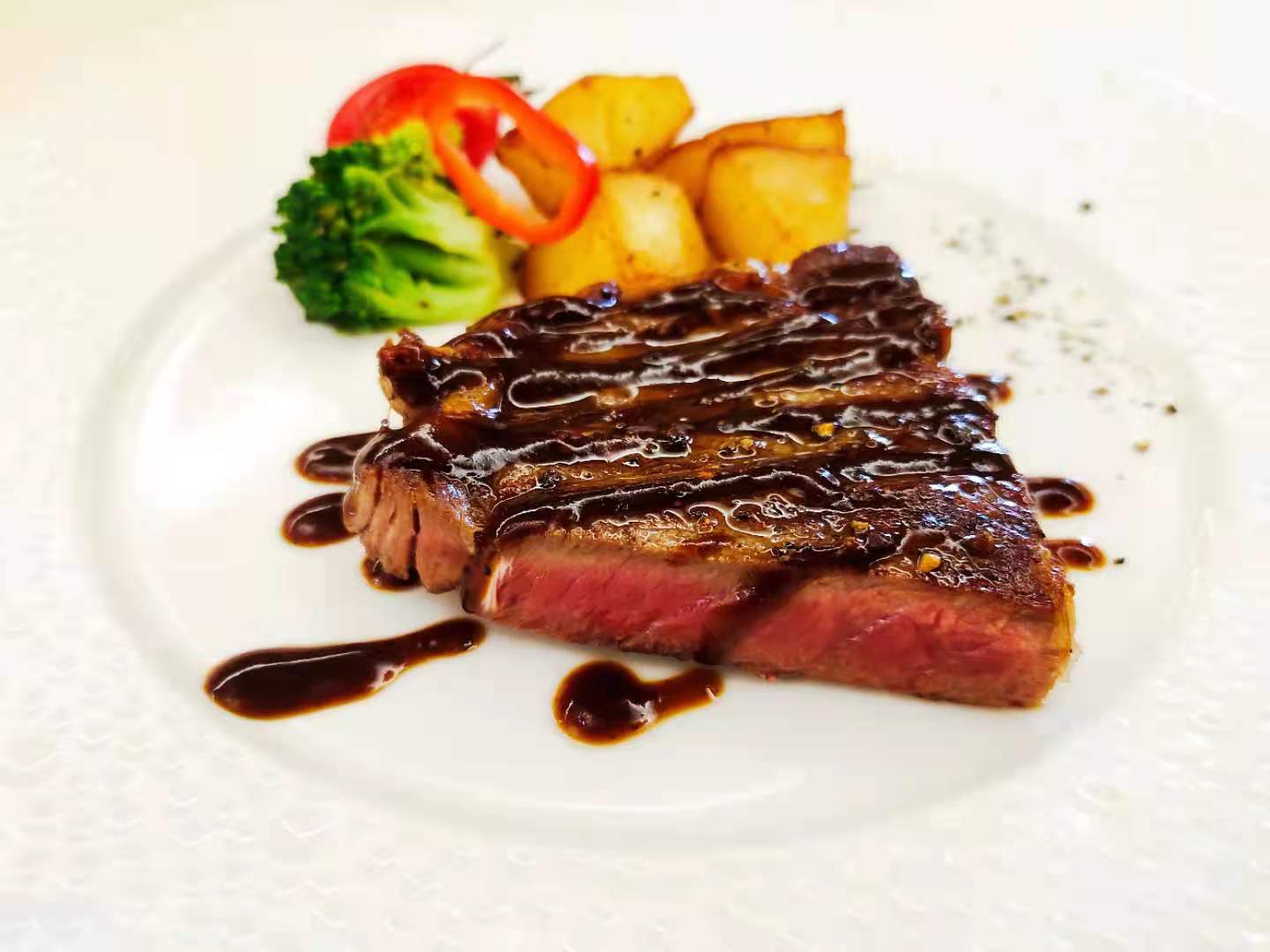 原價(jià)78元的牛排套餐只賣8.88元，吃起來就是個(gè)這？！