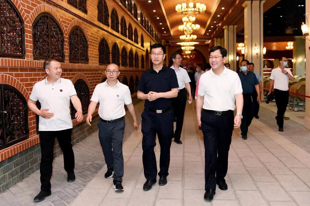 省政協(xié)黨組成員、副主席王立偉一行來(lái)格瑞特酒莊考察調(diào)研