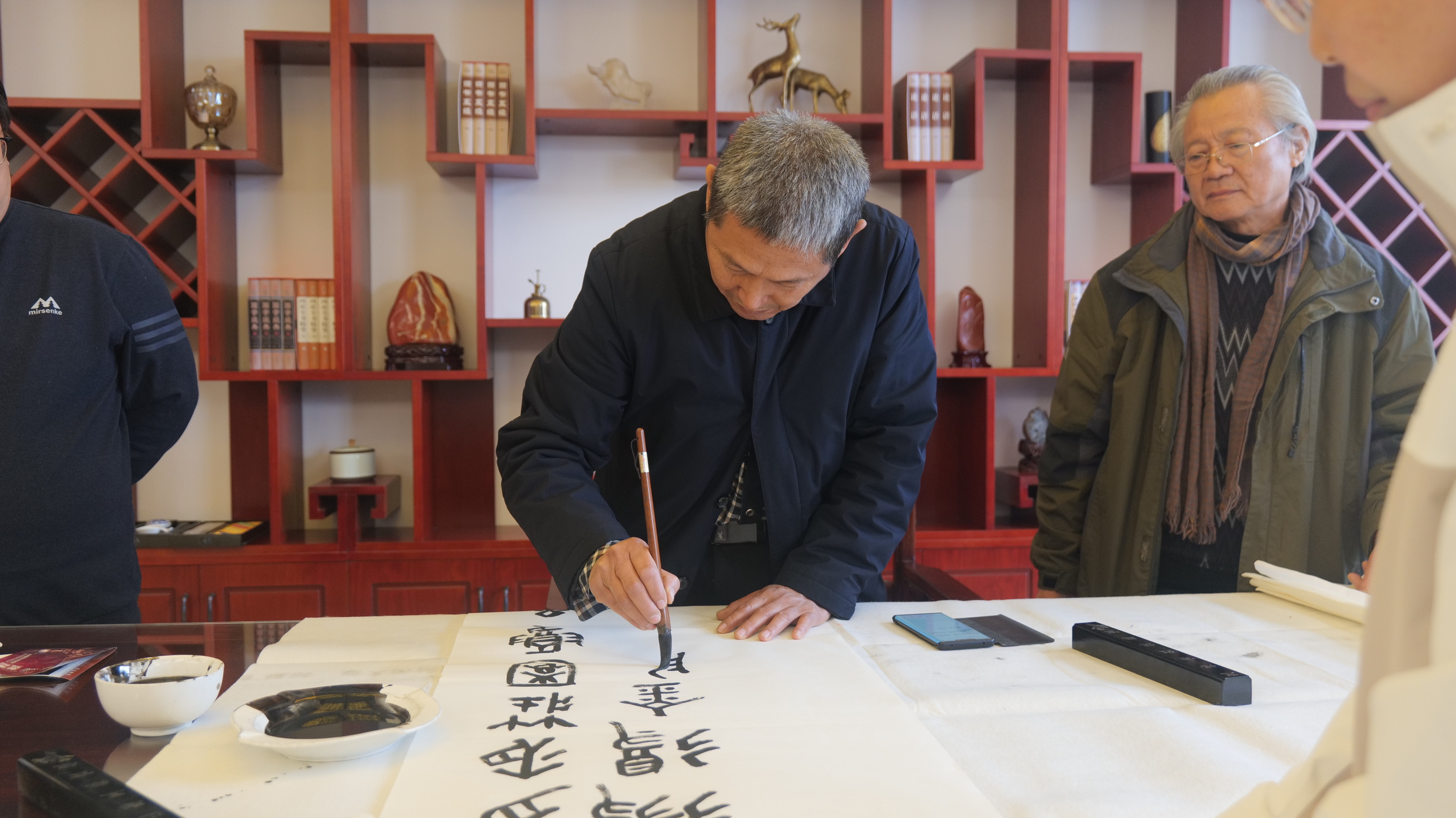 墨香飄逸賦紅酒，書(shū)韻流觴潤(rùn)莊園